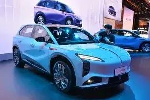 就在拜登宣布提高对中国电动车、半导体、光伏等产品的关税后，特朗普表示，拜登做的还
