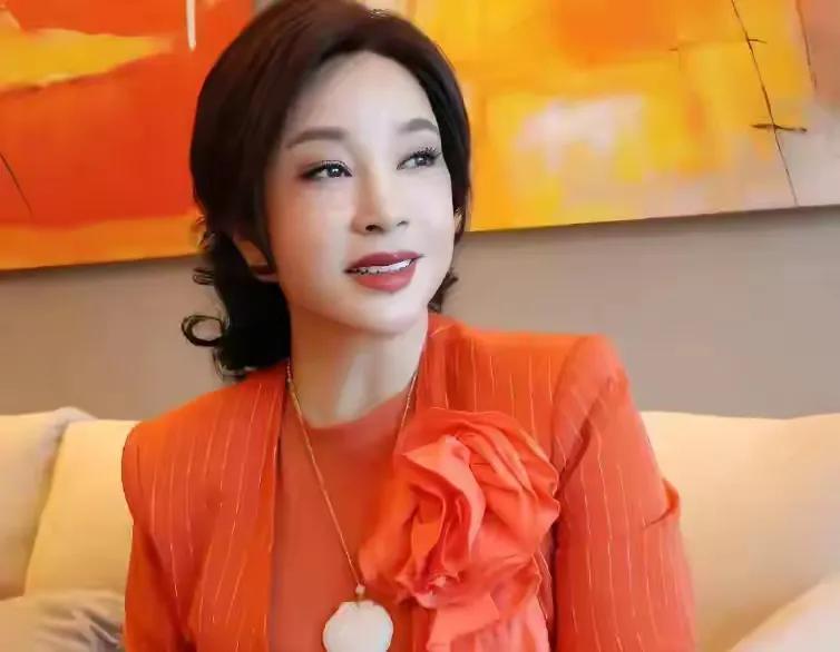 家人们，今天咱来聊聊娱乐圈大新闻！刘晓庆，那可是咱心中响当当的影视大咖，早年她在