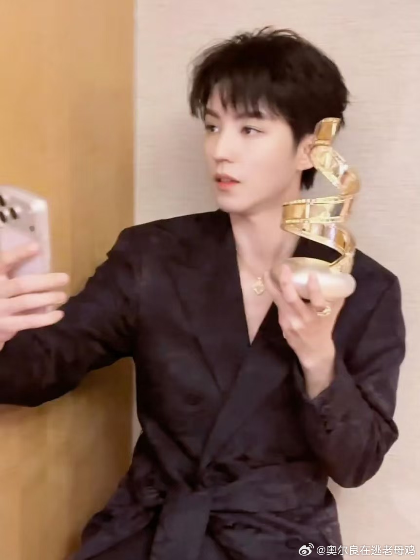 王俊凯突然对自己的自拍有自信了王俊凯这三个月发生了什么 小凯的自拍自信来得太突然