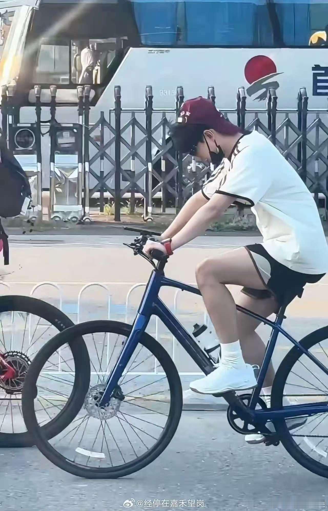 杨洋骑自行车被偶遇杨洋骑自行车恍忽肖奈杨洋骑自行车被偶遇，帅的，好帅呀 ​​​