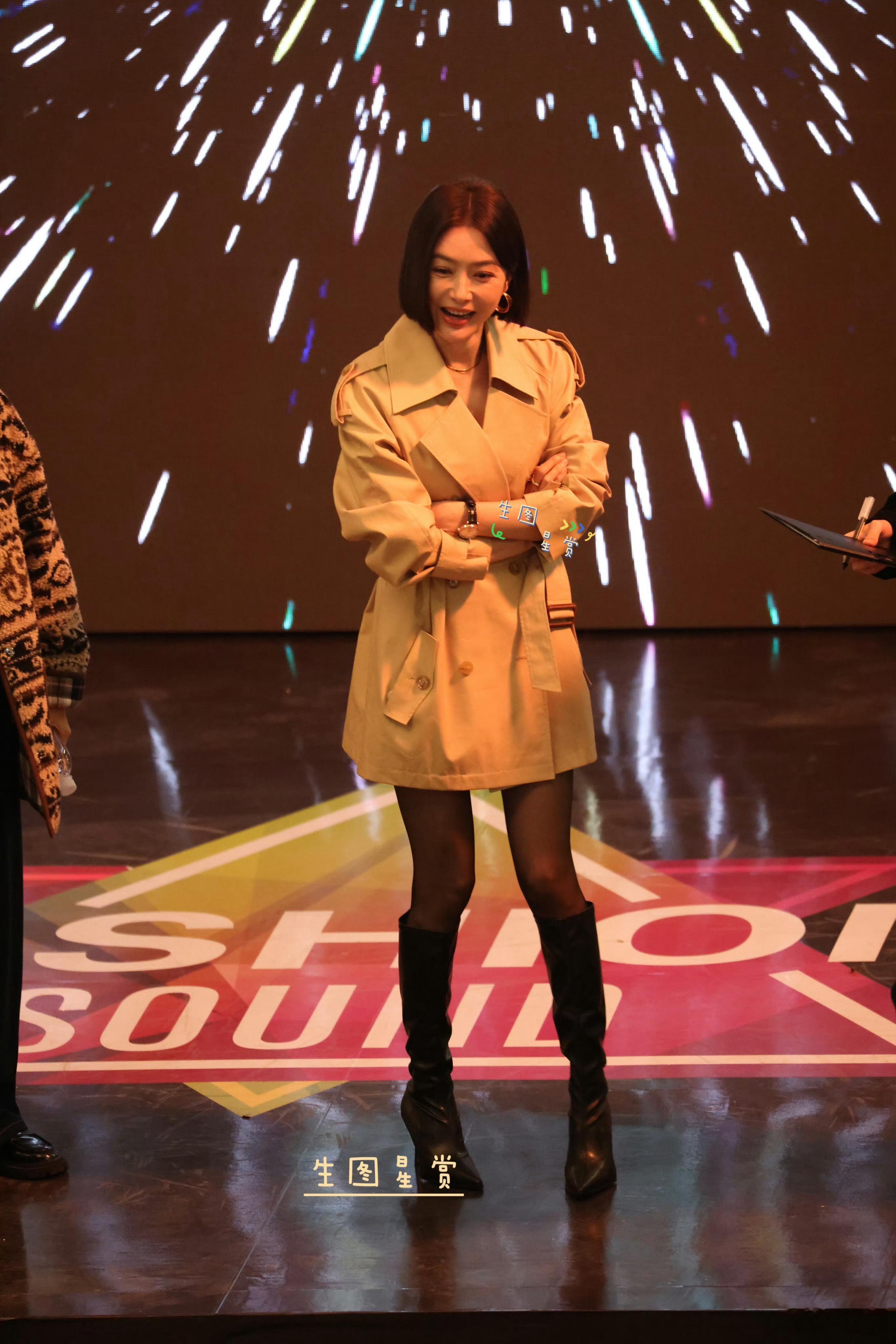 秦岚 🖤 251103闪耀如她夜拍生图，黑丝长靴绝绝子 ​​​