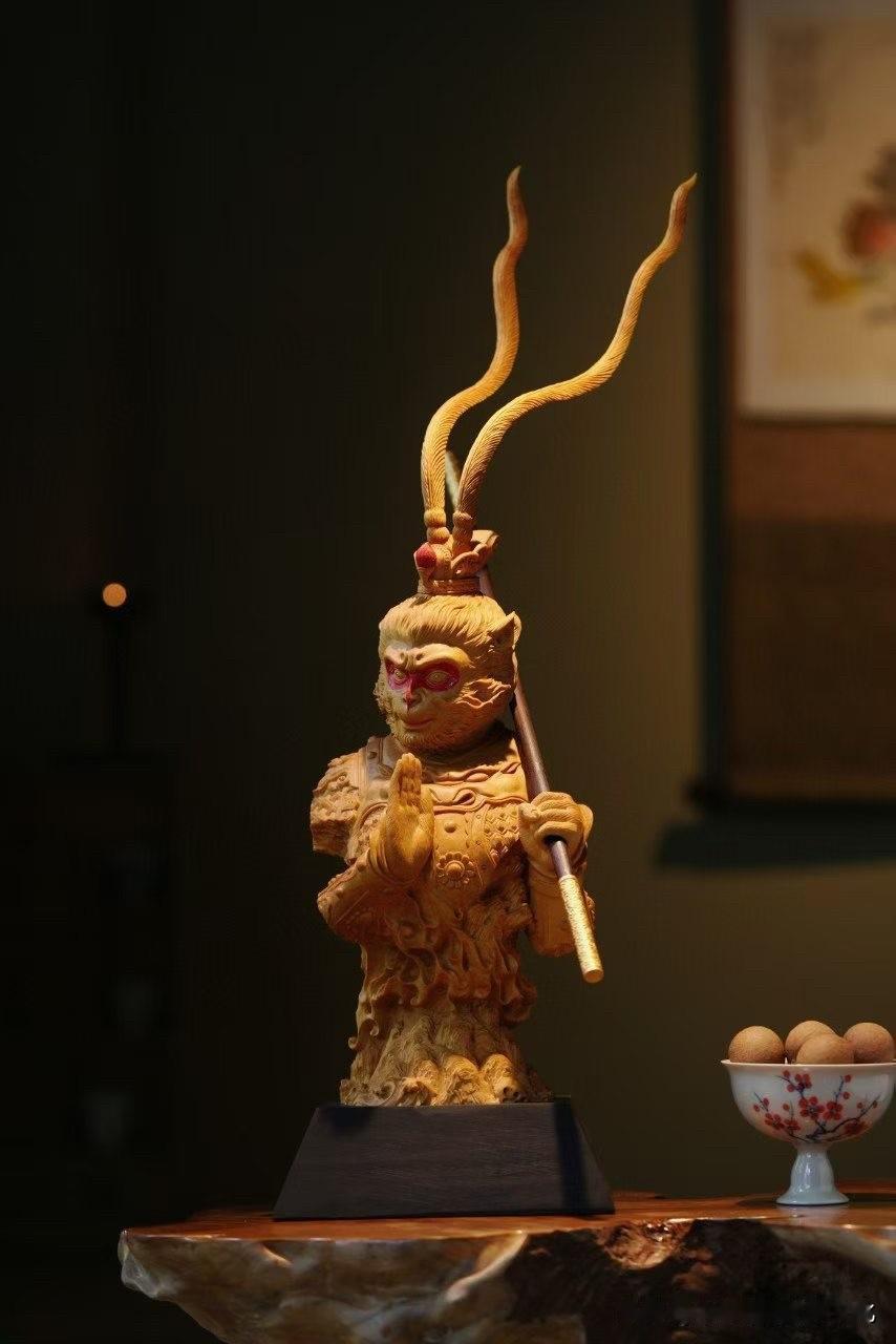 为什么一尊黄杨木大圣，能刻出少年意气与浩然正气？
黄杨木质地细腻温润，最适合雕琢