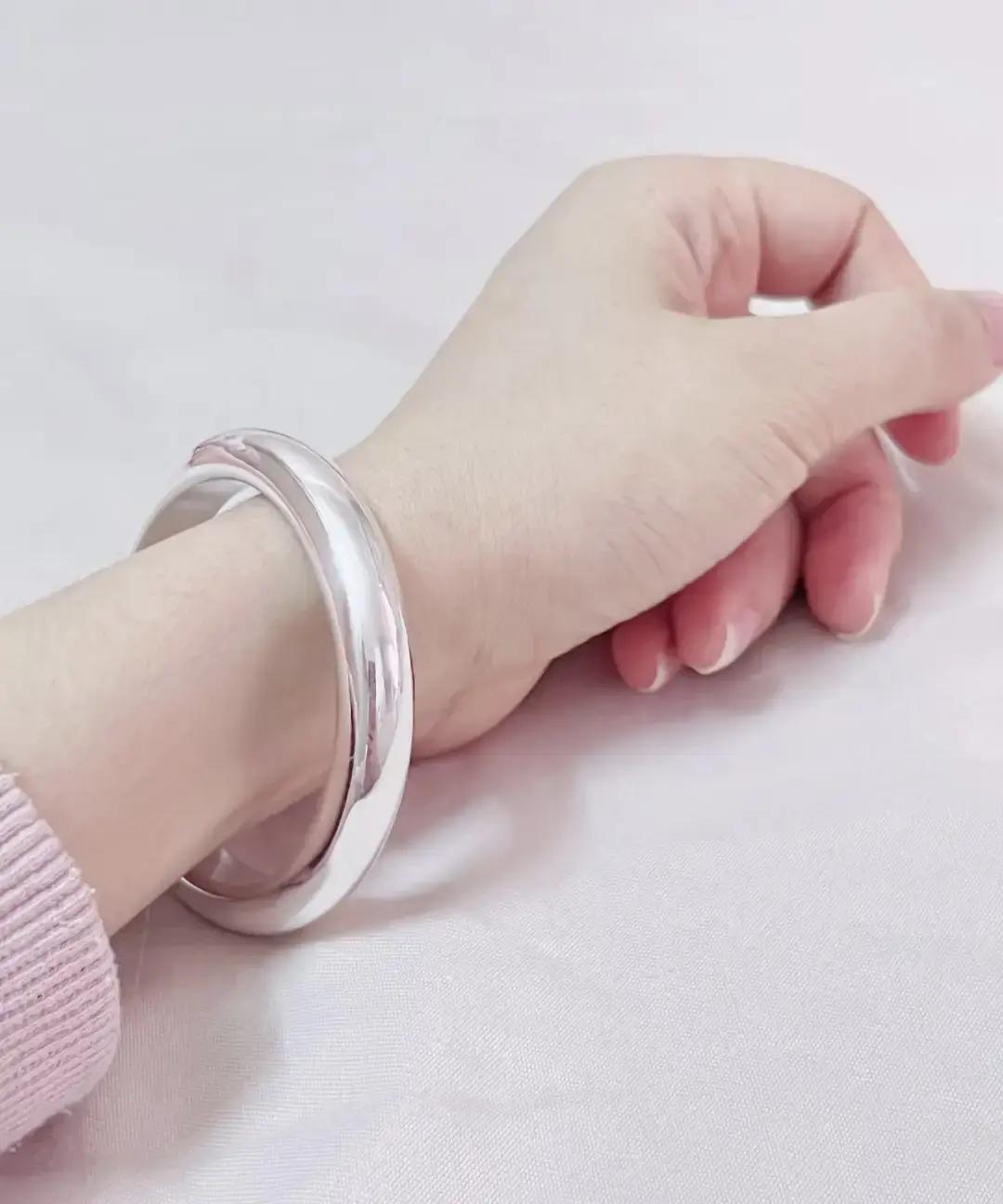 68克银镯飙到1900！
 
去年还能一千出头拿下的哑光素圈，现在柜台直接翻倍。