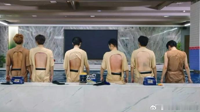 聚焦黄子韬刘耀文的同框画面，二人的色差十分突出，而黄子韬好黄的肤色状态正是这份突