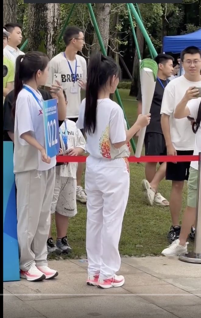 李子柒以正能量形象频繁出现，备受瞩目。她所创作的视频充满民族特色，高质量的手工艺