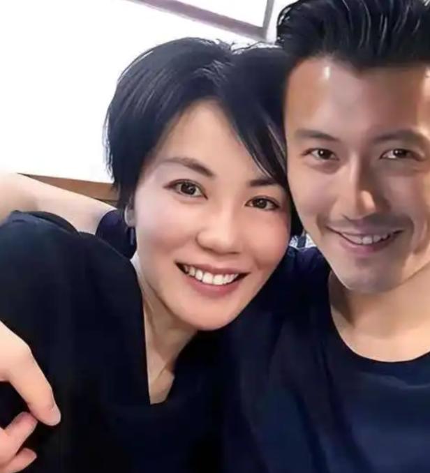 谢霆锋之所以离不开王菲，原因其实很纯粹。除了王菲长得好看、性格顺从之外，最关键的