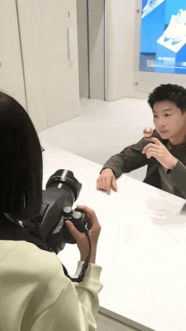 笙笙镜头下的靳东马龙靳东马龙面对萌娃完全慈父来的🤍这组照片越品越心动，面对萌娃