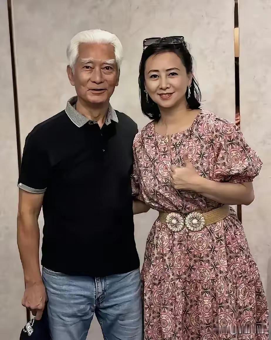真是岁月不饶人呀，曾经的大帅哥已经满脸沧桑，满头白发。这张影视前辈的同框合照满是