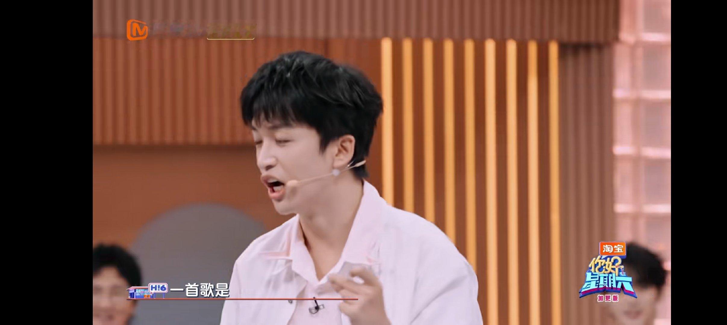 游戏里扑腾着手，边走边想歌词，呆萌的样子像极了摇着尾巴求关注的小狗，纯粹的快乐太
