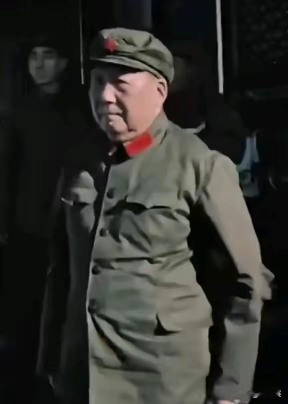 一身绿军装，更衬出伟岸雄姿，凛然正气，风采盖世。