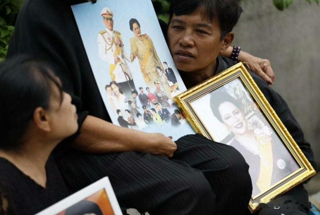 泰国首相否认因王太后去世而全国禁娱30天，称哀悼措施非强制性，只是希望各界调整活