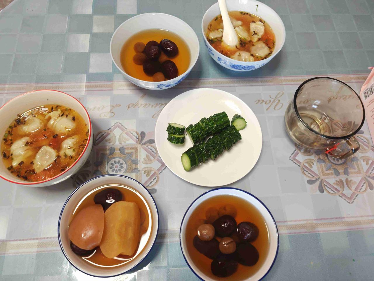 今天家里阴天，早晚凉快了，不用开空调真舒服。

三代人的早饭：预约好的红枣桂圆苹