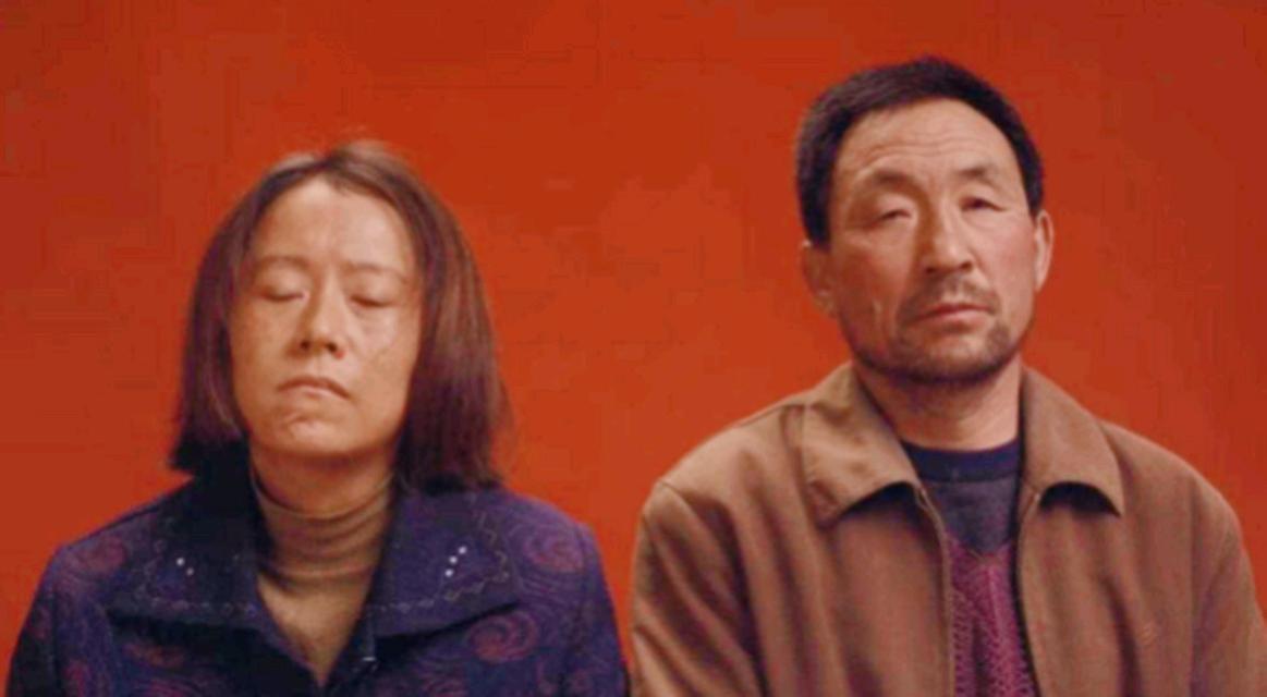 50岁的马有铁在哥哥的强迫下，娶了个不能生育、大小便失禁的女人。新婚之夜马有铁无