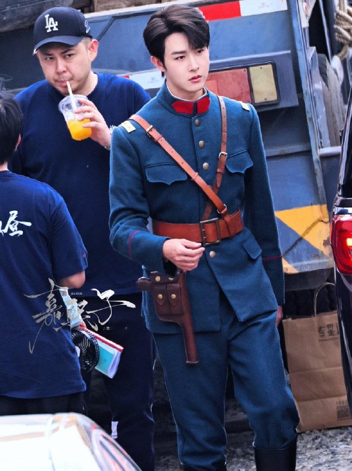 田嘉瑞《燃霜为昼》军装版冷文笙！！皮革带子把腰勾勒的更细了斯哈斯哈 ​​​