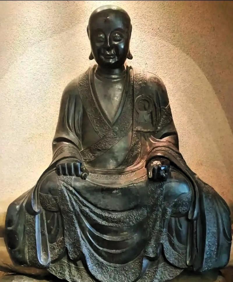“必须严查！”北京，游客在一民间博物馆游览，发现展出的一尊铜像，竟然很像是20多