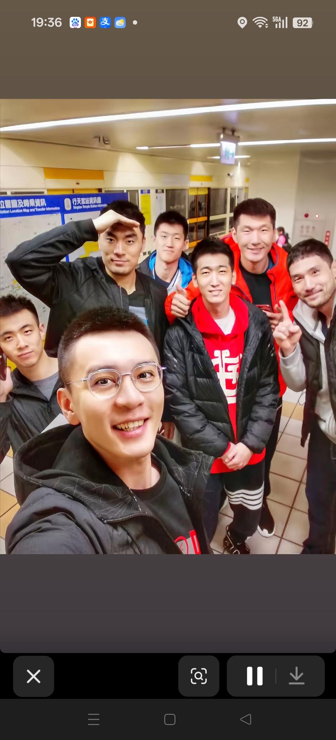 有资深的辽宁球迷知道这是哪一年的照片吗？
赵继伟还是小鲜肉呢，按赵继伟的话讲，谁