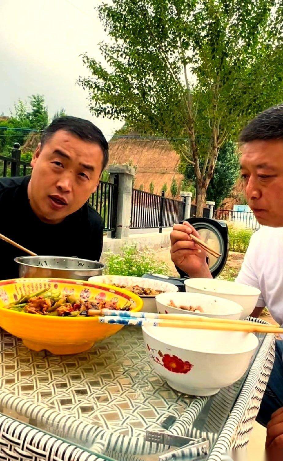 贺哥家的饭刚端上桌，门就开了。
白哥一声不吭地站在门口，没提前打招呼。他脸上没啥