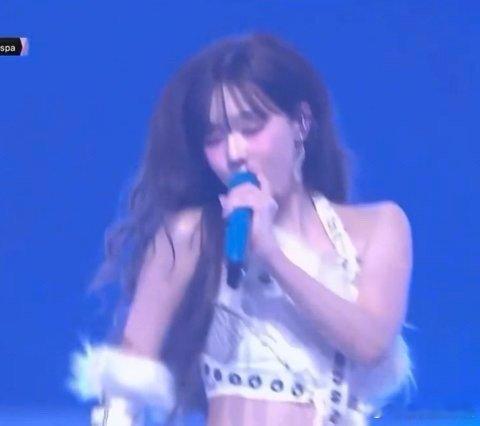 韩网热议：在最新舞台上 故意遮住情侣纹身的金冬天 金玟庭露额头