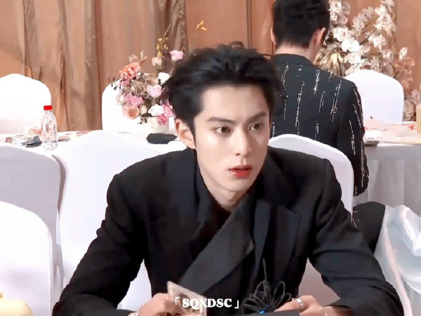 黄晓明王鹤棣打招呼谁还没看王鹤棣黄晓明握手名场面？棣棣那害羞的小表情，比他演偶像