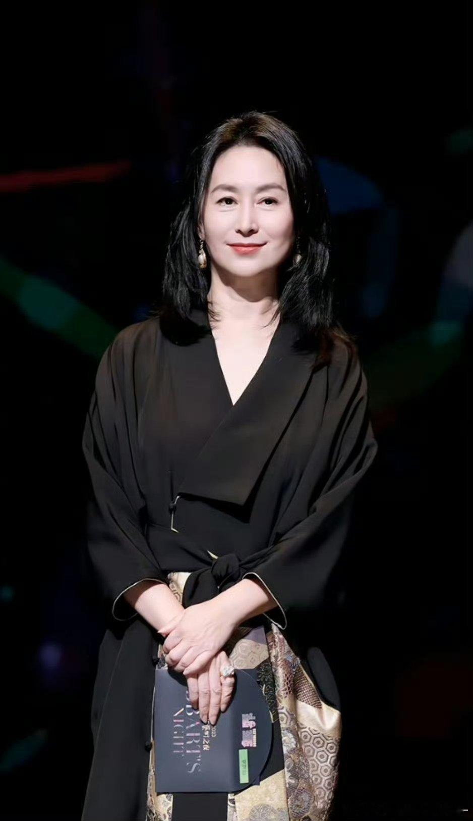 #何超琼[超话]#和大家讲个笑话有人说何超琼土气 像个种田的你们怎么看[喵喵] 