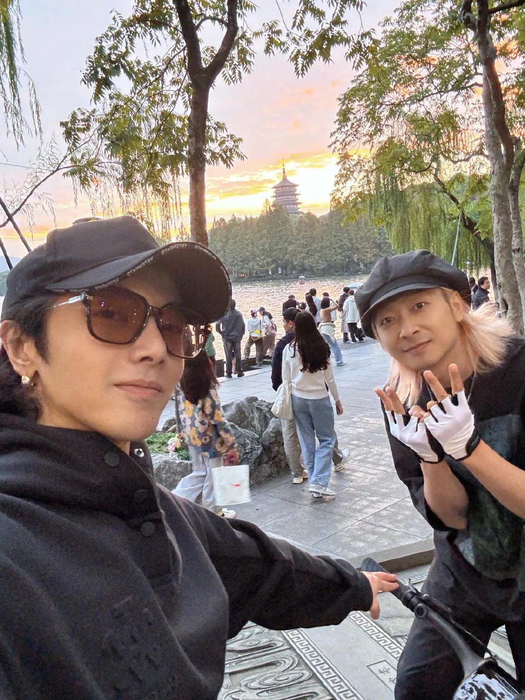 华晨宇在杭州西湖边骑行，一身黑色穿着打扮帅气，有网友偶遇到他了吗？#西湖偶遇大明