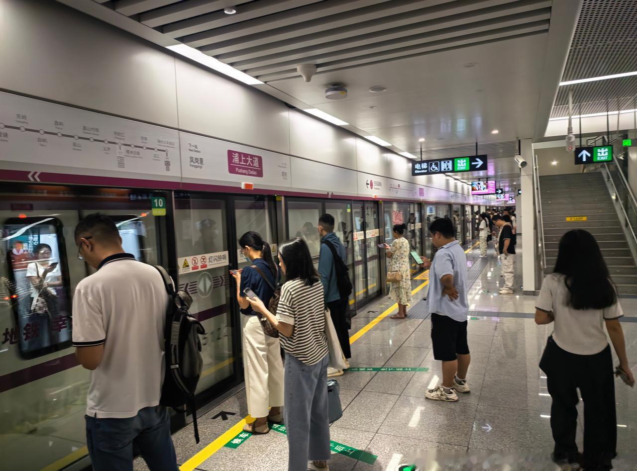 08:04，5号线往荆溪方向候车客流（图1）。
08:07，凤岗里~金山区间（图