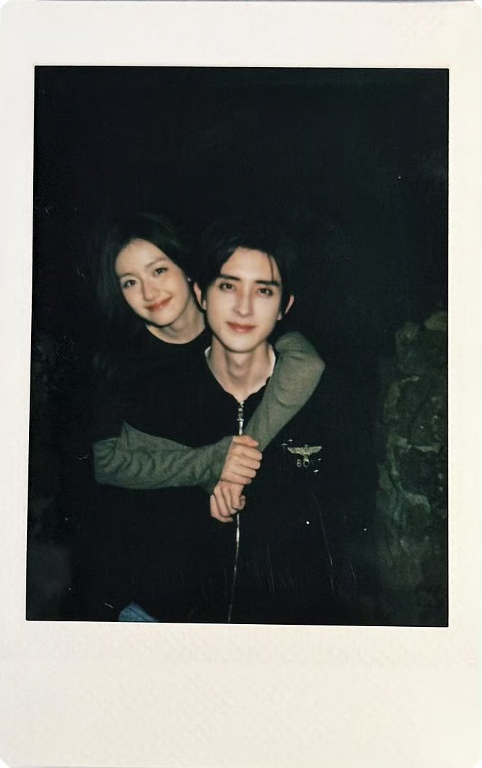 敖瑞鹏李兰迪双人拍立得敖瑞鹏晒与李兰迪拍立得！ ​敖瑞鹏晒与李兰迪拍立得啦 ​​