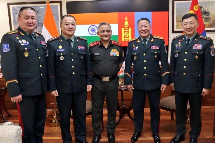 在印度武装部队-蒙古军队在印度进行联合演习之后，7月15日，蒙古国国防军总参谋长