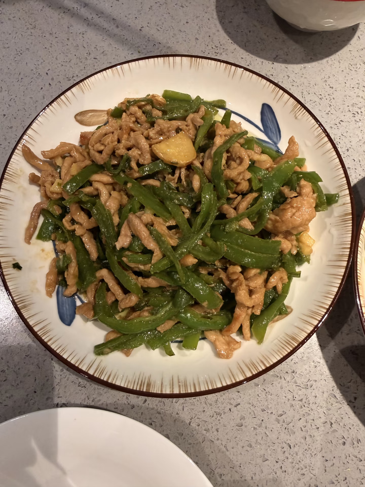睡到自然醒，赖了会儿床才起身，洗漱完换了衣服出门。没有赶时间的压力，沿着街边慢慢