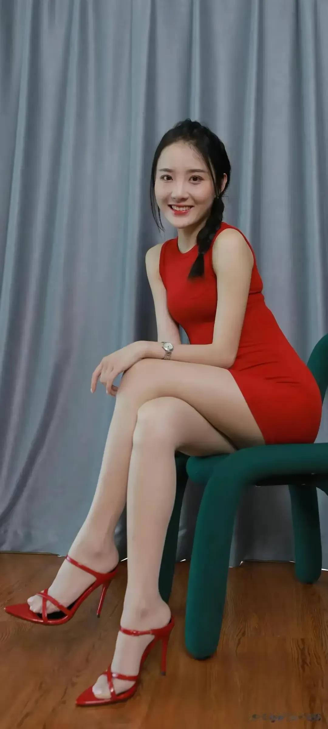 红衣美少妇，家中自拍，各种pose摆拍，圆脸美女，皮肤白皙水嫩。