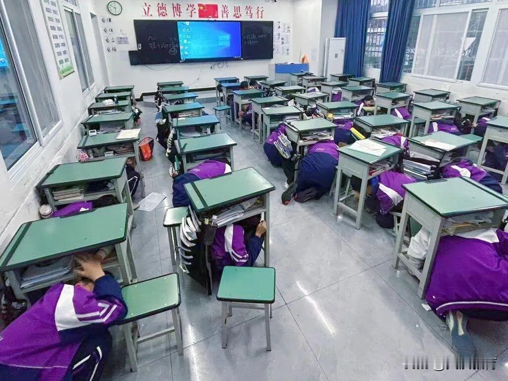 近日，汉中市杨河学校小学部和初中部相继组织开展了一系列形式多样的安全演练活动，为