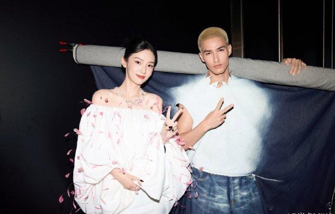 米卡和周也在比谁的头更小吗？ 