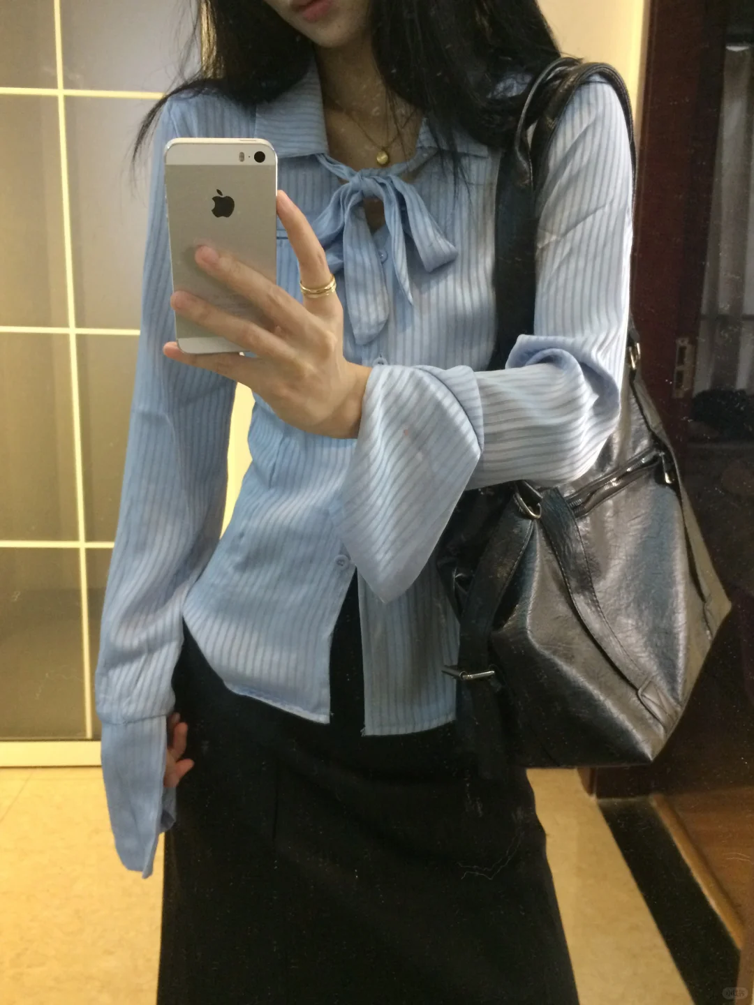 绸缎蓝衬衫💙穿上感觉人好薄一片