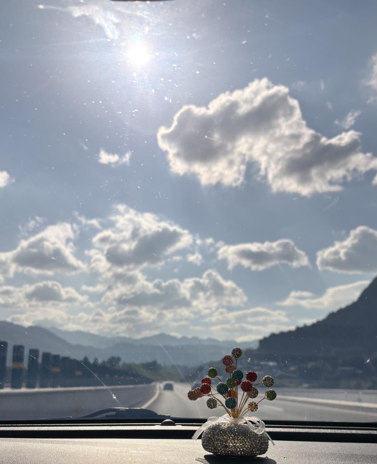 上传一张你手机里天空的照片吧车行万里路，心随景动情。湛蓝如宝石般的天空，镶嵌着丝