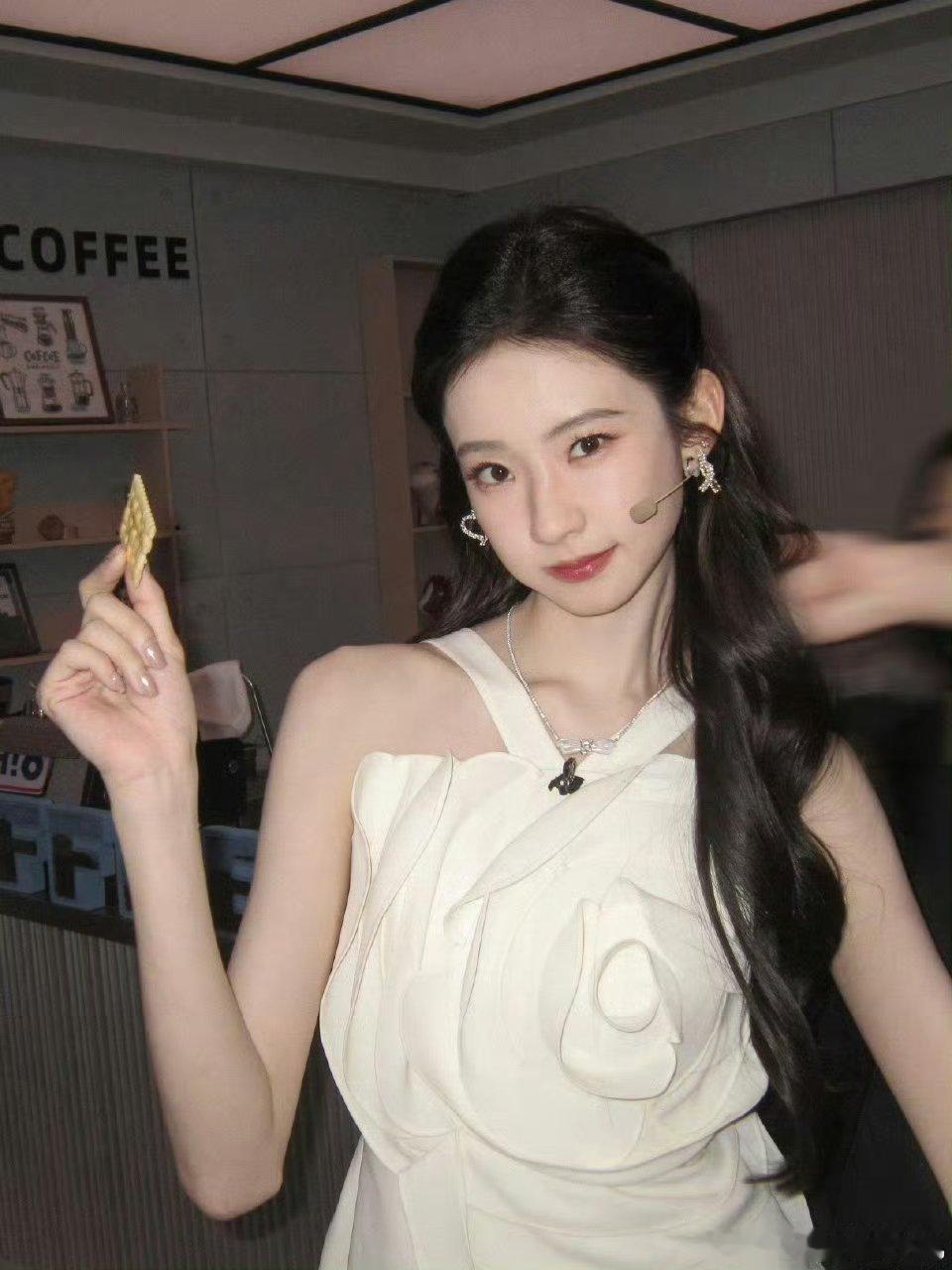 张艺凡和鸡斗上了你好星期六这是什么可爱场面！张艺凡跟鸡较劲，扇半天鸡越飞越远，人