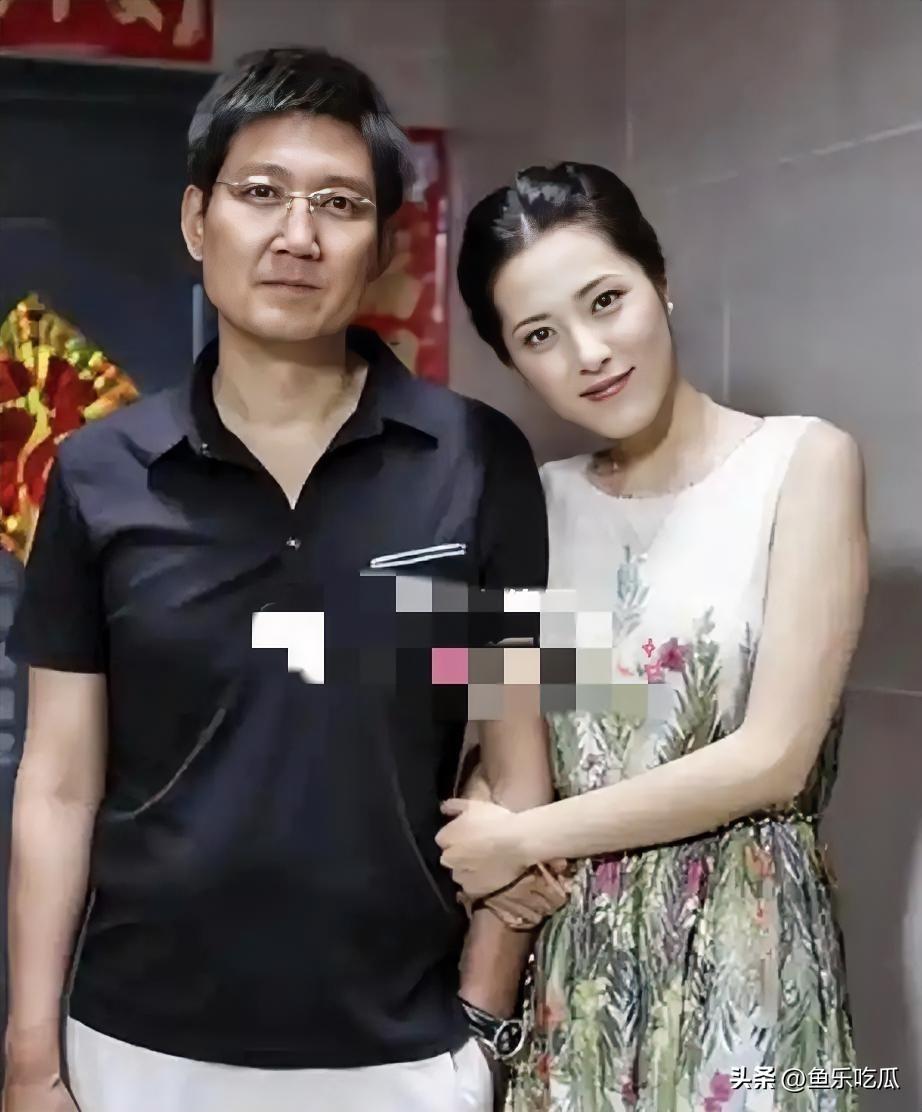 曾黎和这位男演员的合照宛如亲密兄妹。可惜男演员已离世，让人不禁感慨世事无常。
曾
