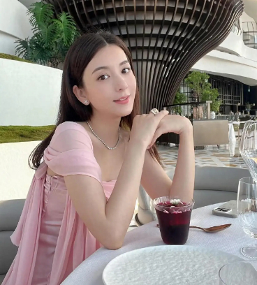 1.黄轩也是一个奖运特别不好的艺人，现在也懒得去争斗，与现任女友在一起挺开心的，