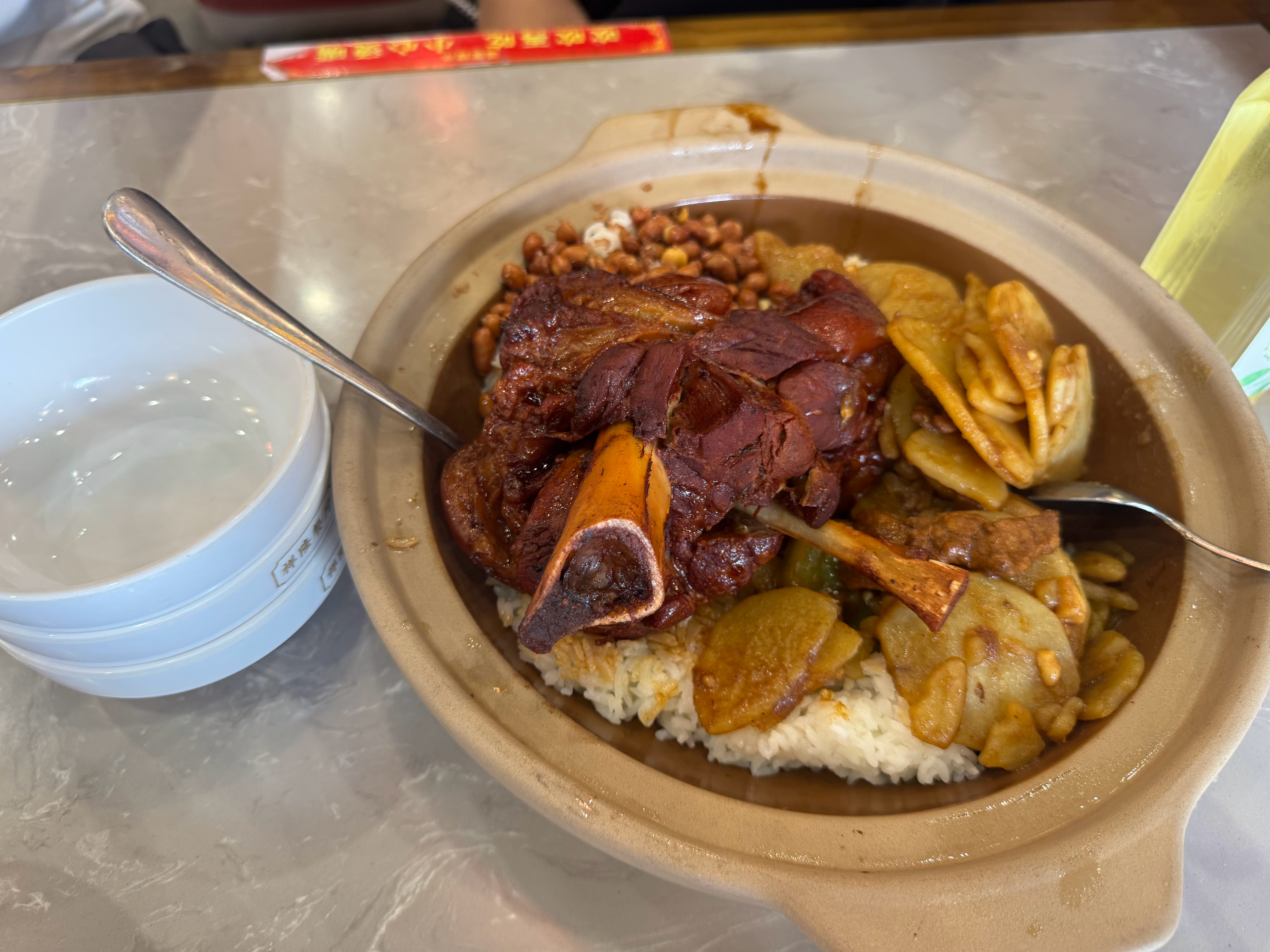 北京这大肘子烫饭，可权威了。 