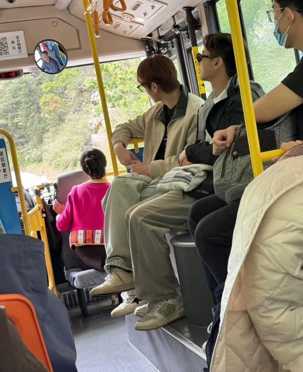 九寨沟偶遇许凯怎么都在九寨沟偶遇许凯啊，这次我真不舒服了 