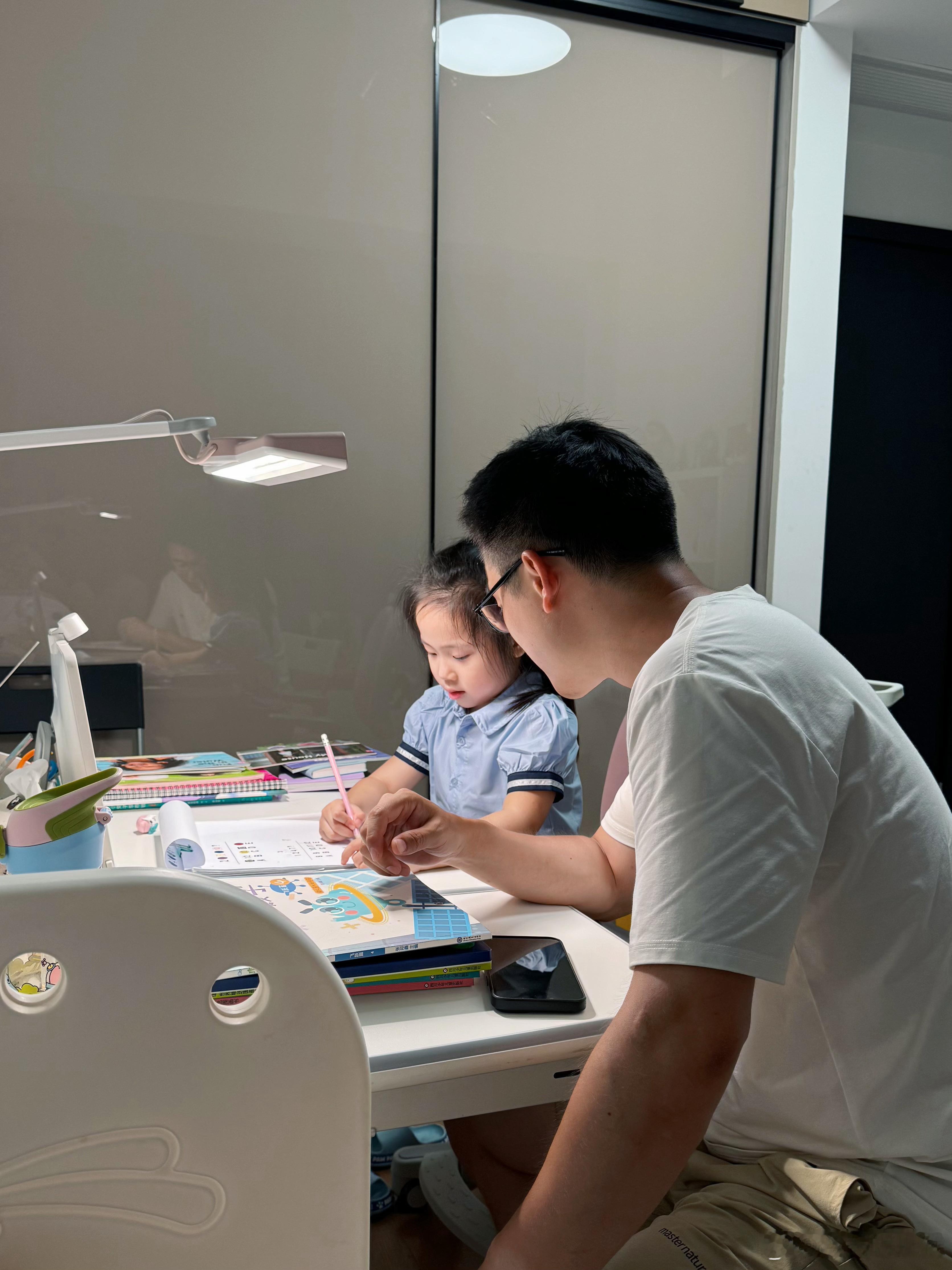#咕噜上学记# 现在是大班咕噜！幼儿园里资历最老的学姐💅我最爱的画面又来了。。