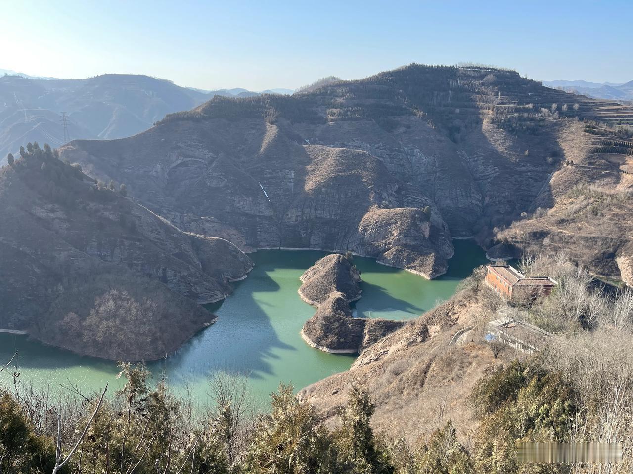 骑自行车上六川河游玩。
      这几天，宝鸡的天气不错哦，蓝天白云，气温回升