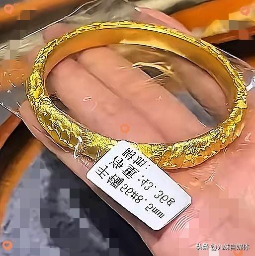 真是离了个大谱，我去年买了个金镯子五十三克多，放在抽屉里半年没碰过，今天想拿出来