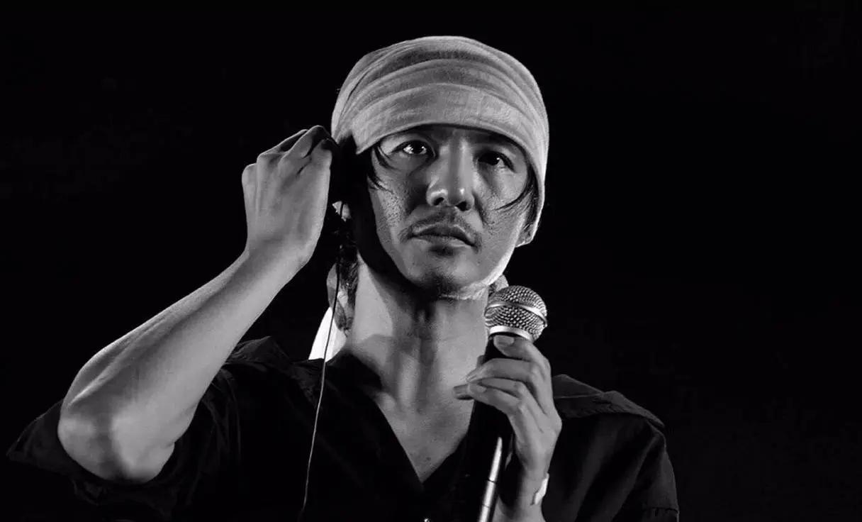 2006年，朴树让妻子吴晓敏下楼买一包烟，左等右等都不回来，朴树也没给妻子打电话