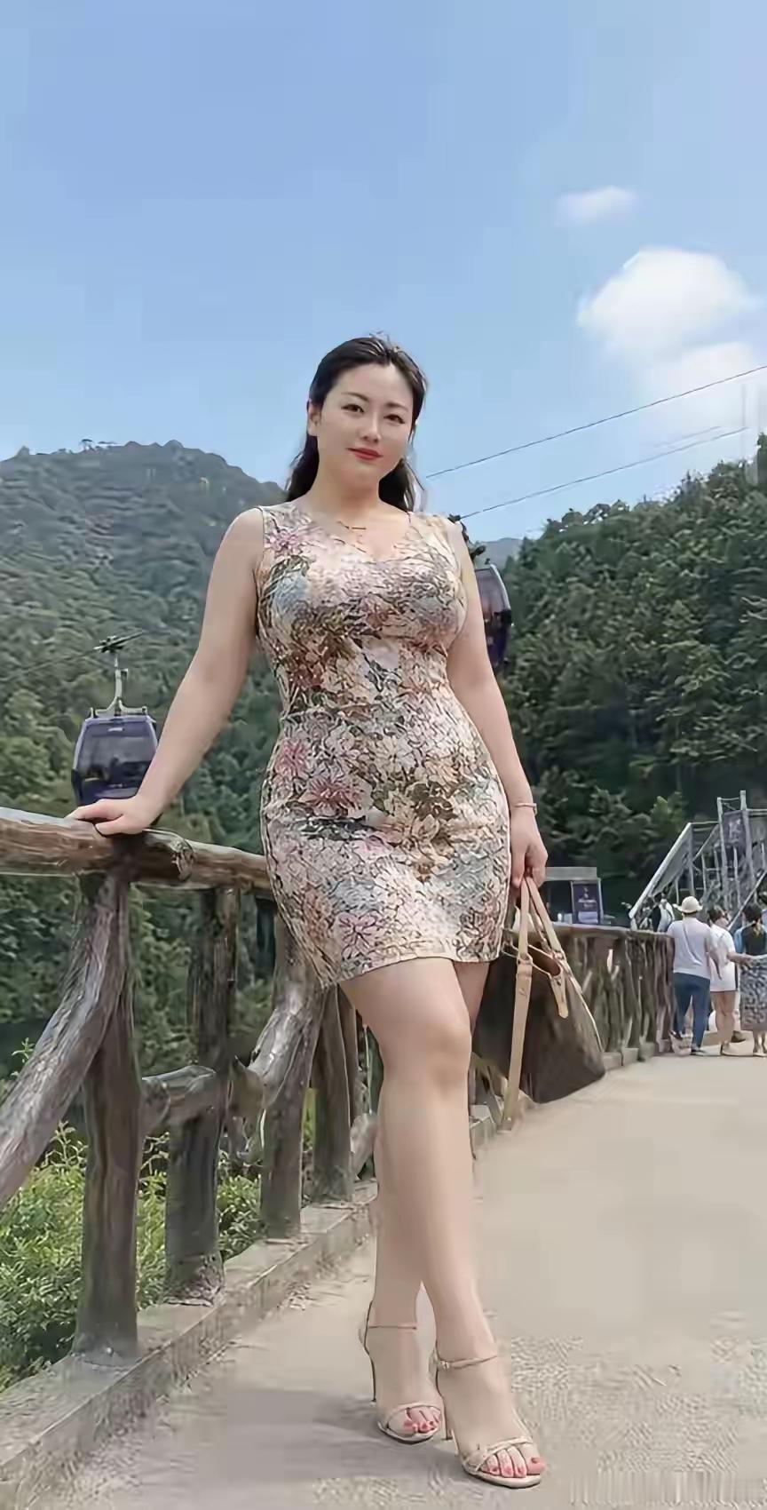 掏心窝说句实在话，
绝大多数成熟男人
十个人里得有九个偏
爱匀称微胖的女生。
