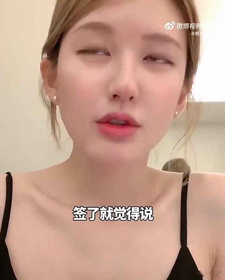 怎么入行？读着书。当时也有好几家大的公司在找，我爸妈也不愿意让我们来做这行业，就