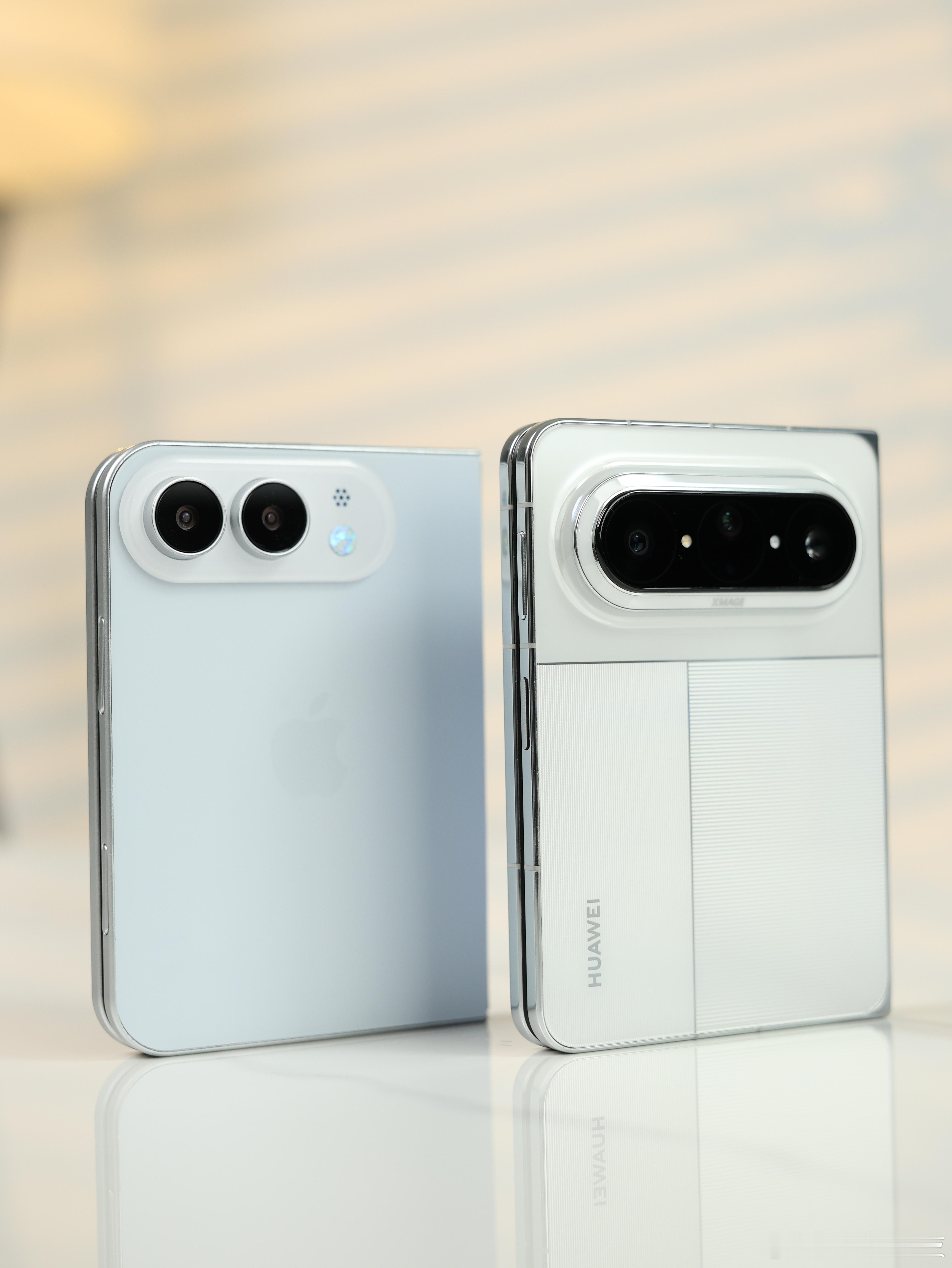 iPhoneDuo华为折叠屏对比华为Pura X Max线条简约大气，iPhon