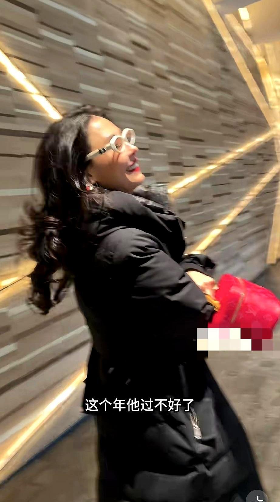 张柏芝把大儿子送走，转身就立好了遗嘱。
 
机场里，大波浪卷发，鲜红嘴唇，厚粉底