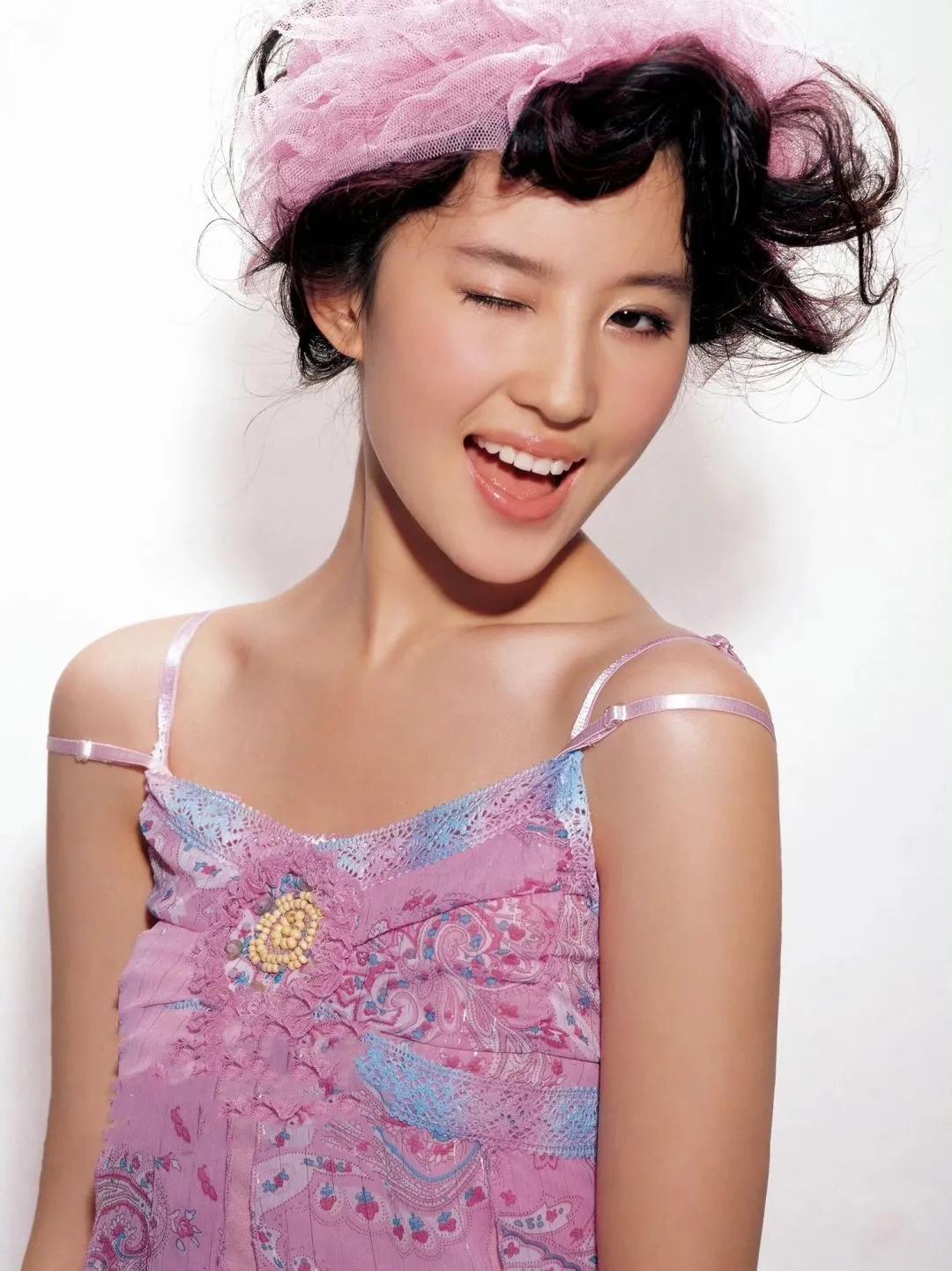 刘亦菲青春期美照，清纯范儿十足。@刘亦菲  