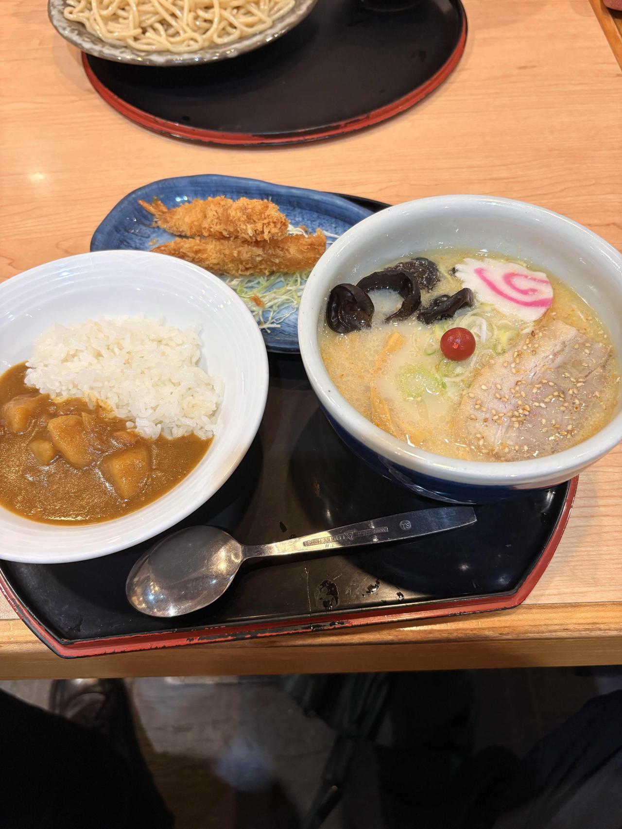 昨天去了深圳的福田区，访问一家客户，和他聊天的时候，大概得知在那些写字楼上班的人
