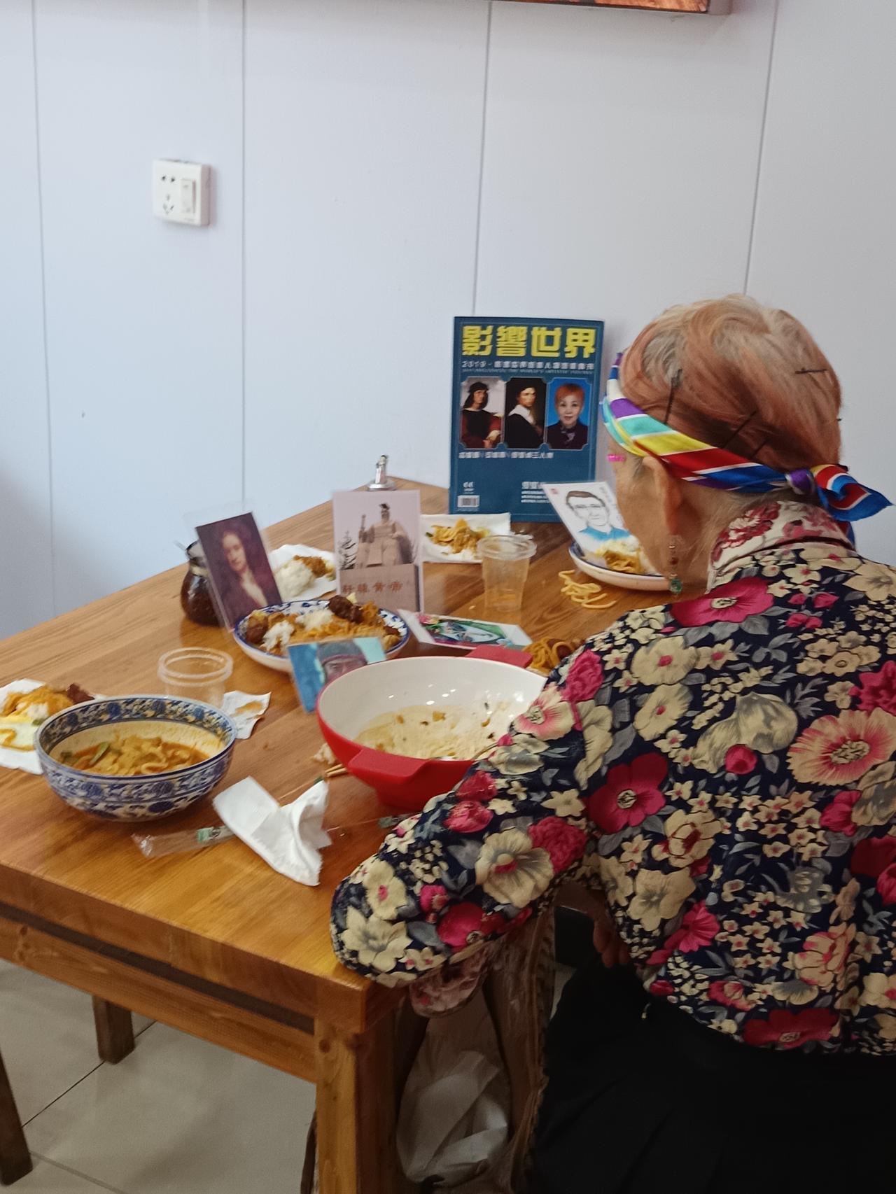 中午在长乐坊一家饭馆吃饭，遇见一位老人吃饭，桌子上放了几个碗，里面都有饭菜，还在